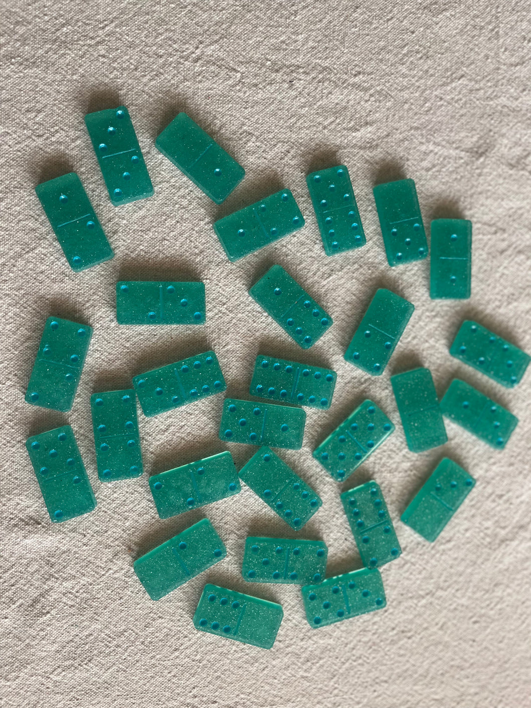 Colored dominoes set